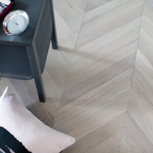 Fiskbensparkett Nordic Floor Ek 1-Stav Chevron Cloud 45°